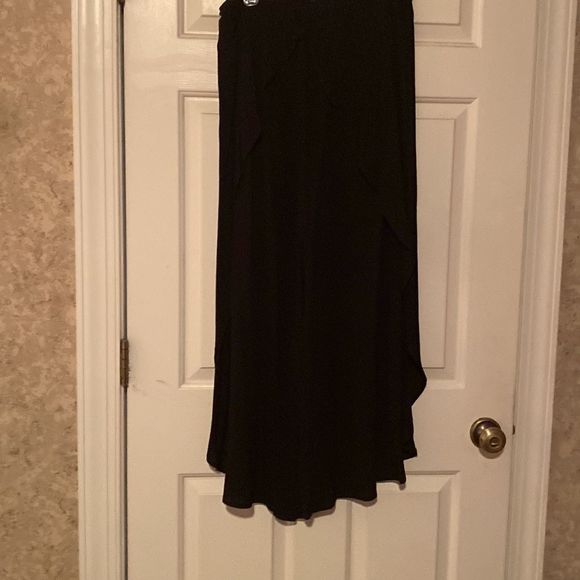 Black palazzo pants that look like a split maxi skirt, side leg has slit. - Picture 7 of 10